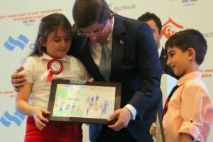 Şehit &ccedil;ocuklarından Başbakan'a y&uuml;rek yakan resim hediyesi