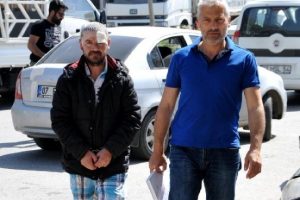 Eşini sokakta bı&ccedil;akladı, lin&ccedil;ten polis kurtardı