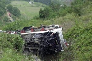 Hindistan'da otob&uuml;s u&ccedil;uruma yuvarlandı: 27 &ouml;l&uuml;, 13 yaralı