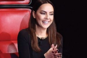 Ebru G&uuml;ndeş sahneye &ccedil;ıktı, bakanlar d&uuml;ğ&uuml;n&uuml; terk etti