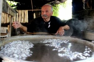 6 kuşaktır ipekb&ouml;cek&ccedil;iliği yapıyorlar