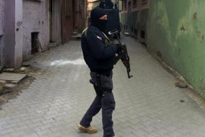 Van'da &ccedil;atışma: 2 polis yaralı