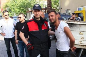 Kız &ccedil;ocuğunu ka&ccedil;ırmaya &ccedil;alıştığı iddia edilen adama meydan dayağı