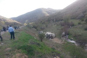 Tiner y&uuml;kl&uuml; tır şarampole yuvarlandı: 1 &ouml;l&uuml;