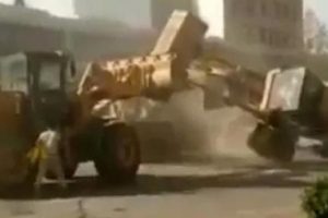 M&uuml;teahhitlerin ihale m&uuml;cadelesi iş makinelerinin savaşına d&ouml;n&uuml;şt&uuml;