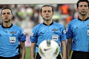 C&uuml;neyt &Ccedil;akır ve ekibine UEFA'dan davet