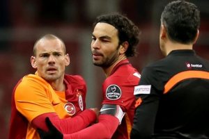 Galatasaray'da Sneijder, Ryan Donk'a sert &ccedil;ıktı