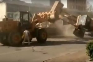 İş makinesi operat&ouml;rleri de birbirlerine girdi!