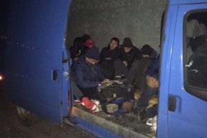 4 ilde operasyon: 366 ka&ccedil;ak g&ouml;&ccedil;men yakalandı, 8 g&ouml;zaltı