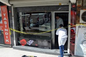 İstanbul'da film gibi kuyumcu soygunu: Yarım milyonluk altın &ccedil;aldılar