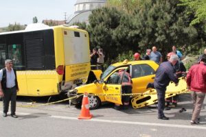 İstanbul'da feci kaza: 1 &ouml;l&uuml;