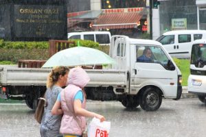 Bursa'da sıcak havaya Nisan yağmuru molası