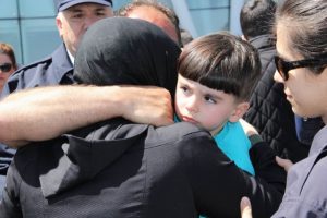 Şehit babasının ardından b&ouml;yle baktı