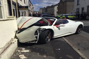 D&uuml;ğ&uuml;n i&ccedil;in kiraladığı Ferrari'yi bu hale getirdi