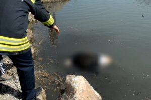 20 dakika suyun altında kaldı, kurtuldu