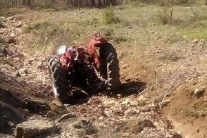 U&ccedil;uruma yuvarlanan trakt&ouml;r&uuml;n s&uuml;r&uuml;c&uuml;s&uuml; &ouml;ld&uuml;