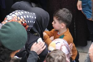 3 yaşındaki Taha, acılı annesini teselli etti