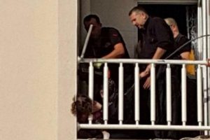 Bursa'da balkon korkuluklarına başı sıkışan Nevanur b&ouml;yle kurtarıldı