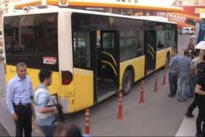İstanbul'da polis otob&uuml;s&uuml;ne saldırı