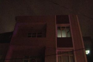 Evde eşini bulamadı, evi yaktı