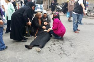 Araba &ccedil;arpan kadın i&ccedil;in vatandaşlar seferber oldu