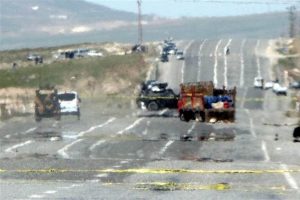 Erciş'te bomba y&uuml;kl&uuml; kamyonet