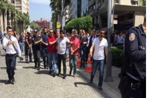 İzmir'deki Başbakanlık Ofisi &ouml;n&uuml;nde gerginlik: 8 g&ouml;zaltı