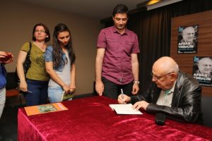 Bursa Nil&uuml;fer'de Şairin Şiir Evreni'nde konuk Afşar Timu&ccedil;in oldu