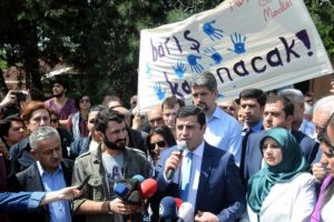 Demirtaş: Savaşın sonuna gelindiyse buyurun &ccedil;&ouml;z&uuml;me geri d&ouml;n&uuml;n