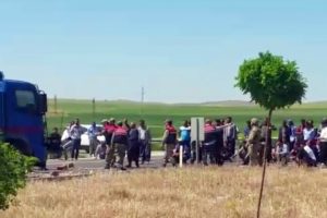 Yeni saya&ccedil; istemeyen &ccedil;ift&ccedil;iler yol kapattı