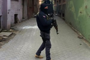 &Ouml;calan'ın kuzeni g&ouml;zaltında: G&uuml;len'in kitapları da bulundu!