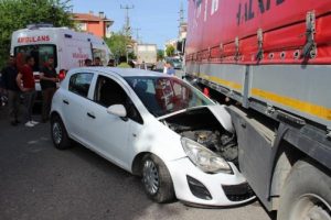 TIR'a &ccedil;arpan otomobilde 2 kişi yaralandı