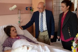 Boşandığı eşinin bı&ccedil;akladığı kadını milletvekili ziyaret etti