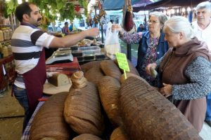 Bursa'da satılan 8 kiloluk ekmekler g&ouml;renleri şaşırtıyor