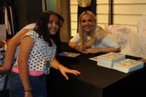 Hadise, Gaziantep'te hayranlarıyla buluştu