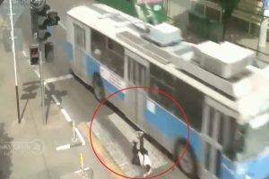 Troleyb&uuml;s dikkatsiz gence b&ouml;yle &ccedil;arptı