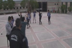 Konuşmacıyı protesto edip g&uuml;venliğe yumurta attılar: 8 g&ouml;zaltı