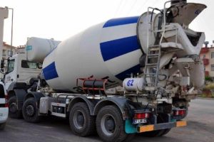 Beton mikseri 3 &ccedil;ocuğa &ccedil;arptı: 1 &ouml;l&uuml;, 1 yaralı