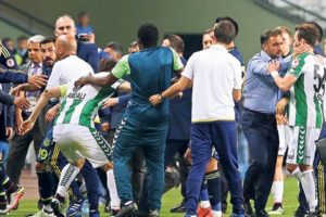 Şener &Ouml;zbayraklı ile Ali &Ccedil;amdalı arasında gerginlik yaşandı