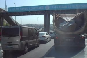 İstanbul trafiğinde korkutan g&ouml;r&uuml;nt&uuml;