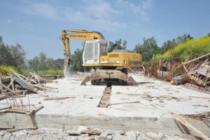 Bursa'da ka&ccedil;ak villa yerle bir edildi