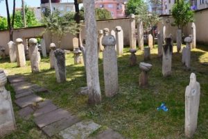 Tarihi mezarlıkta alarmlı g&uuml;venlik