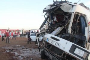 Freni boşalan kamyon 3 araca &ccedil;arparak durdu: 4 yaralı