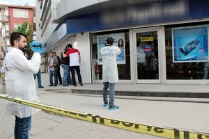 Uzun namlulu silahlarla banka soydular
