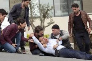 Arka Sokaklar'ın H&uuml;sn&uuml; &Ccedil;oban'ın cenazesine binlerce kişi gidiyor