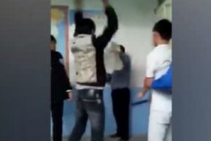 Sınıf arkadaşlarını d&ouml;ven &ouml;ğretmeni tekme tokat d&ouml;vd&uuml;ler