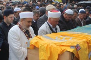 Kazada &ouml;len Acil Tıp Teknisyeninin cenaze namazını kayınpederi kıldırdı