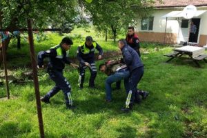 Polisten ka&ccedil;an s&uuml;r&uuml;c&uuml; evin bah&ccedil;esinde yakalandı