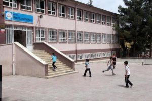 &Ouml;ğrenciler teneff&uuml;se ilahiyle &ccedil;ıkıyor