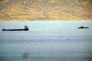Kuru y&uuml;k gemisi M&uuml;sellim Boğazı'nda karaya oturdu